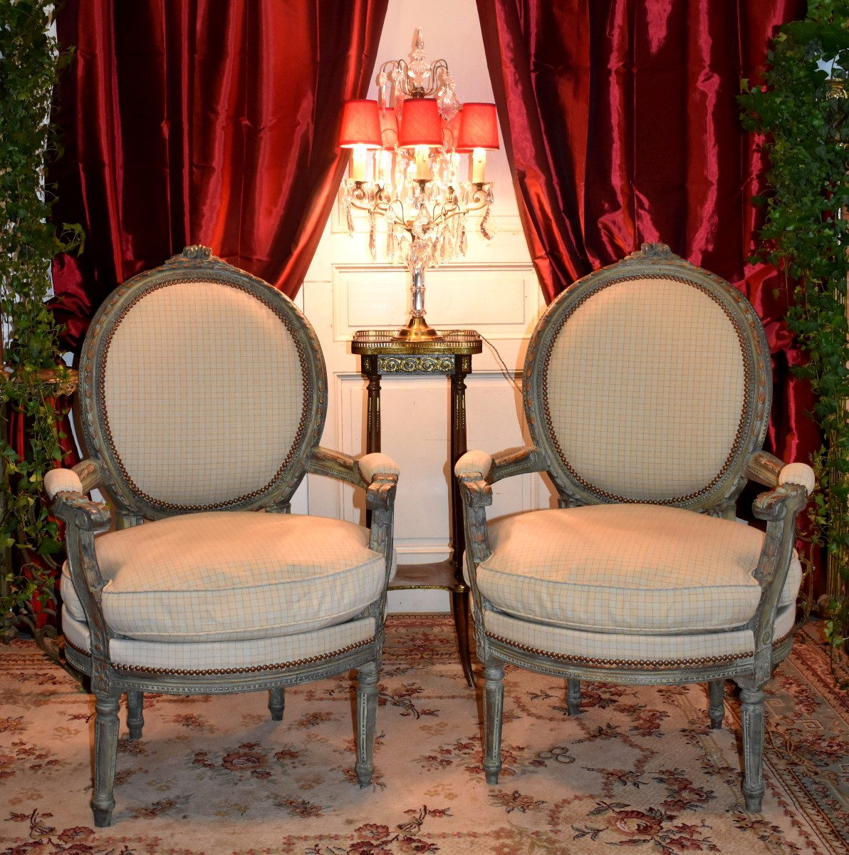 Paire de Larges Fauteuils Médaillons de Style Louis XVI, Bois Laqué,  Epoque XXeme