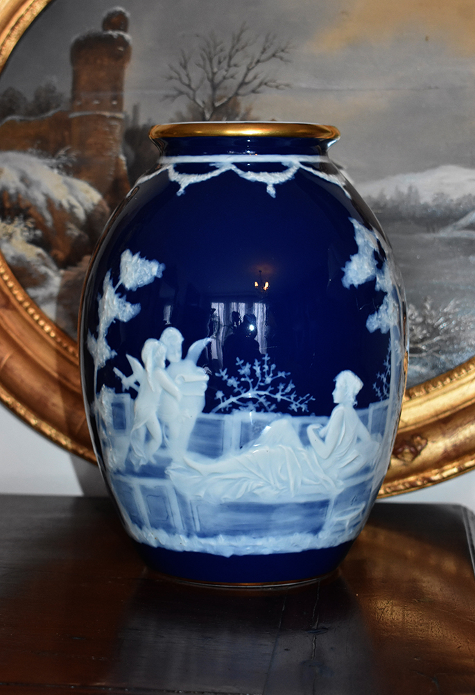 Vase en Porcelaine de Limoges, D&eacute;cor &agrave; l&#039;Antique, Sign&eacute; M. Chaufriasse-photo-3