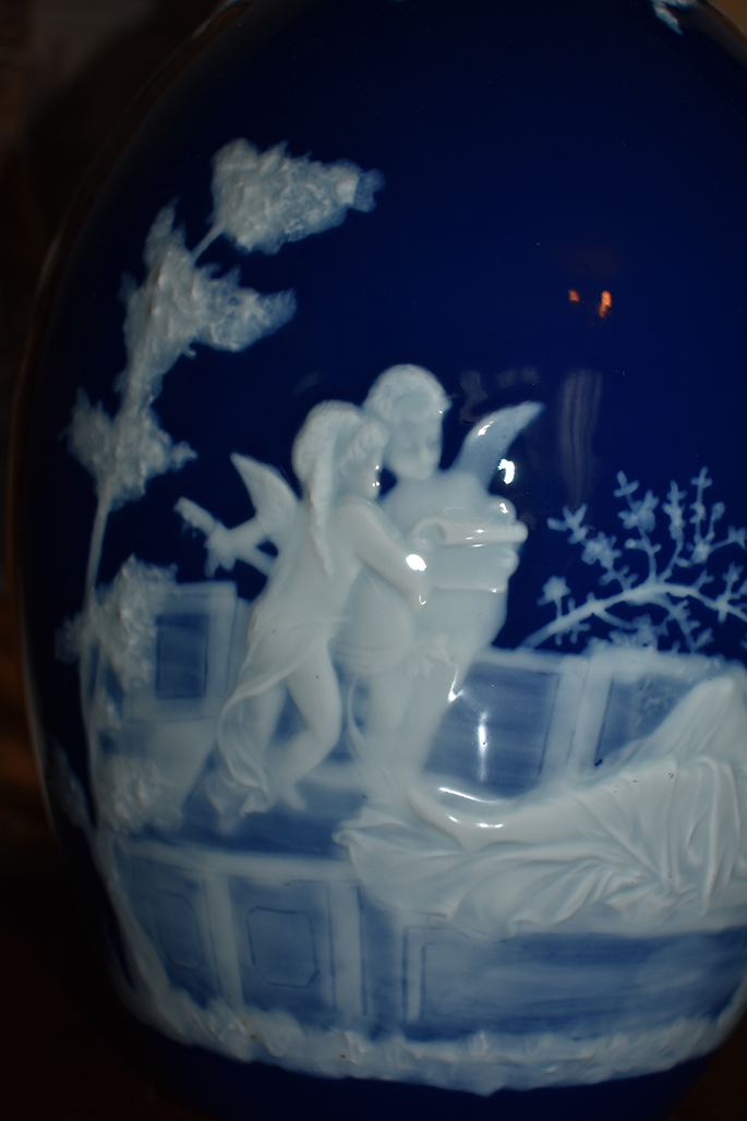 Vase en Porcelaine de Limoges, D&eacute;cor &agrave; l&#039;Antique, Sign&eacute; M. Chaufriasse-photo-1