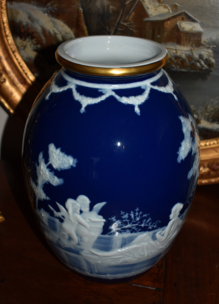 Vase en Porcelaine de Limoges, D&eacute;cor &agrave; l&#039;Antique, Sign&eacute; M. Chaufriasse-photo-4