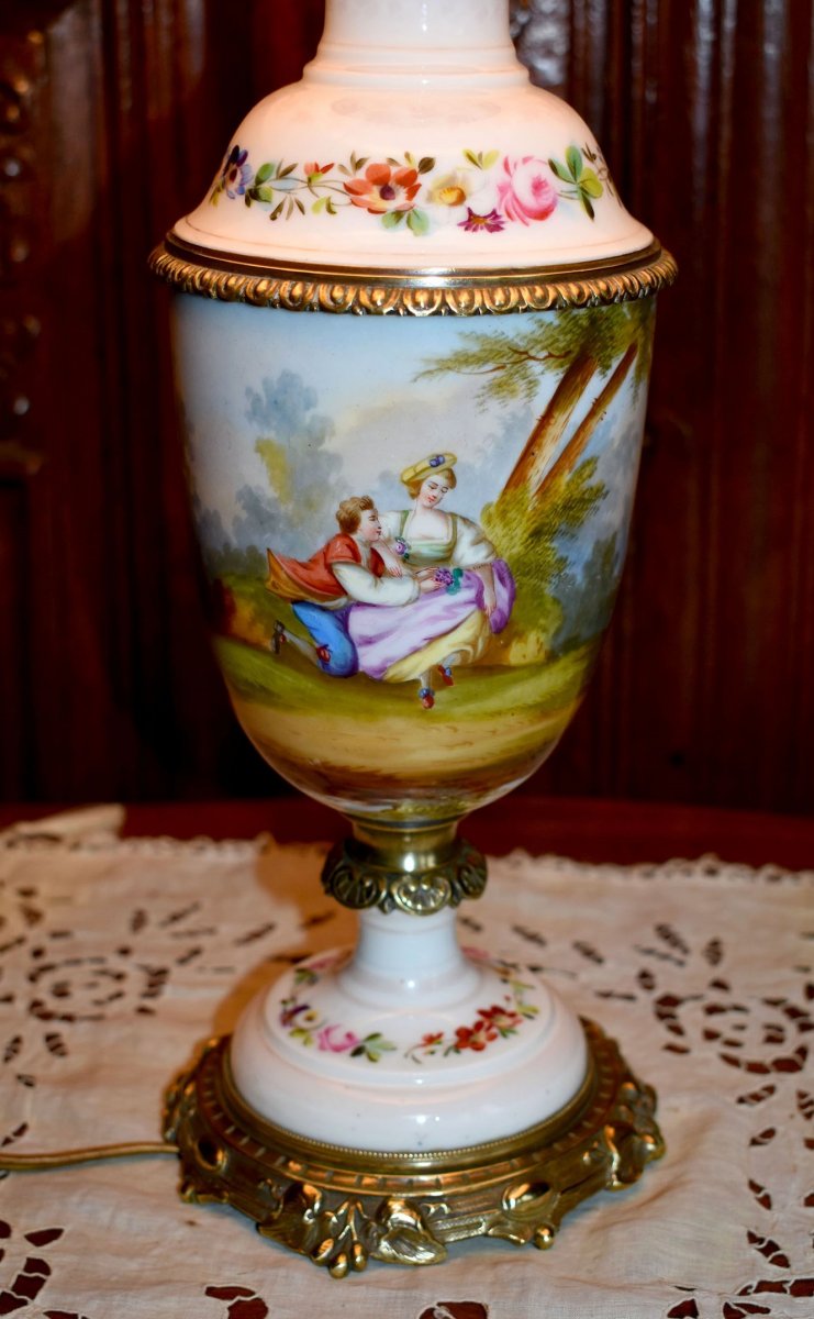 Grande Lampe En Porcelaine Et Bronze Dor&eacute; &agrave; D&eacute;cor De Sc&egrave;ne Galante, D&eacute;cor Peint Main, XIX -&egrave;me-photo-2
