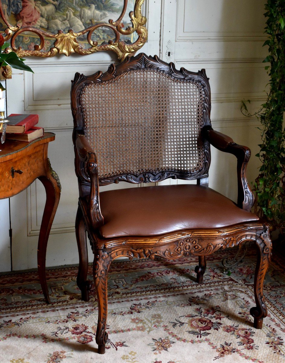 d'Après Modèle Du Musée Condé à Chantilly, Large Fauteuil Canné  De Style Louis XV, Fauteuil de Bureau , Dossier à La Reine