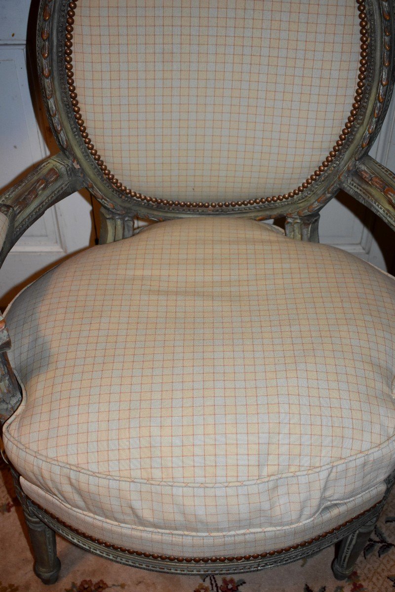 Paire De Larges Fauteuils de  Style Louis XVI , Forme Médaillon, Bois Cérusé, Forme Corbeille, Garniture Refaite, Epoque  XXeme-photo-5