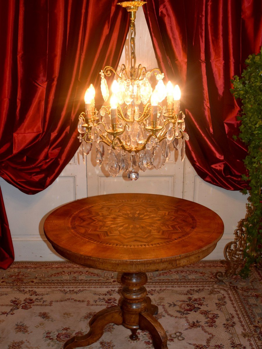 Lustre De Style Louis XV En Bronze Dor&eacute; Et Pampilles Cristal, Eclairage &agrave; Huit Feux, Epoque Milieu XX eme