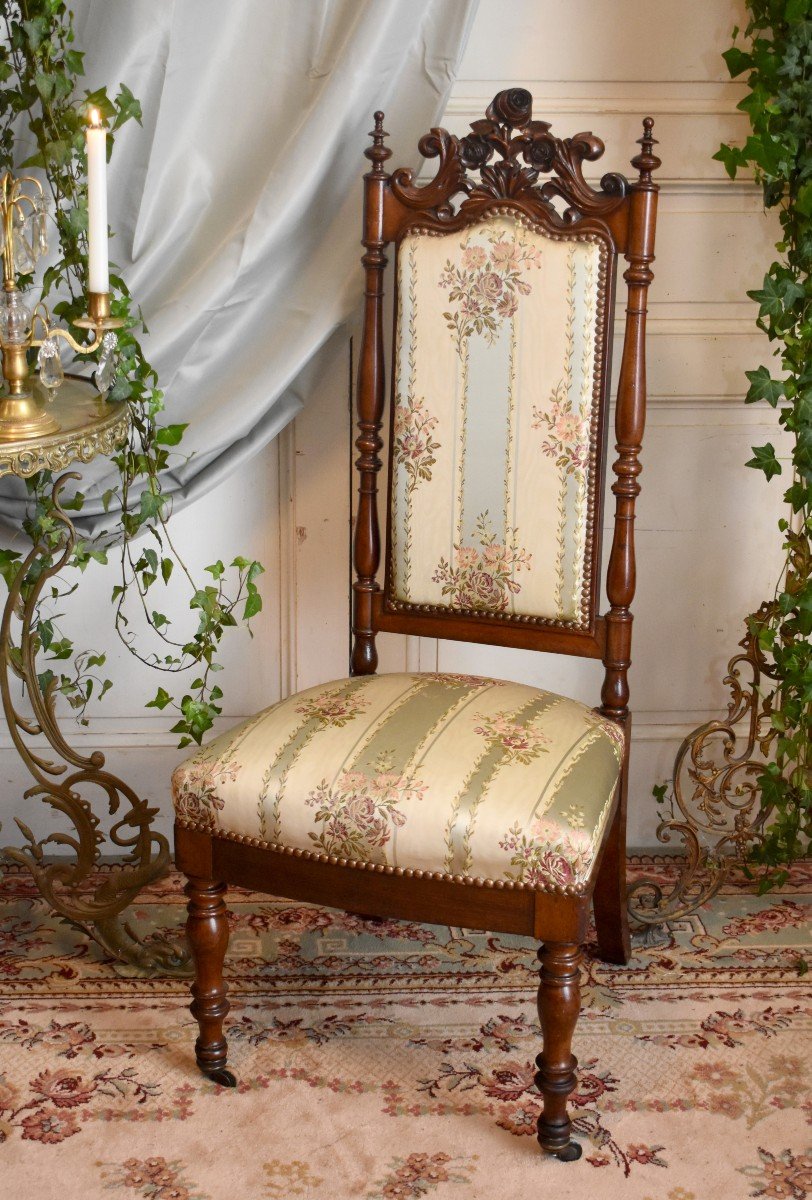 Chauffeuse, Chaise &agrave; Haut Dossier  En Acajou Sculpt&eacute;, D&eacute;cor De Roses, Tissu Satin, Epoque Napoleon III, XIX Eme