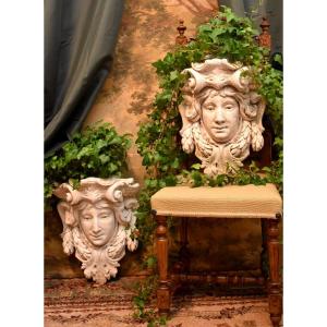 Paire de Grandes  Appliques Formant Jardini&egrave;res En Pierre Reconstitu&eacute;e,  D&eacute;cor de  Mascarons &agrave; l&#039;Antique, Vasques, XX eme