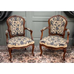 Paire de Fauteuils d'Epoque Louis XV, Tapisserie aux Petits Points, Cabriolets, Milieu XVIIIème