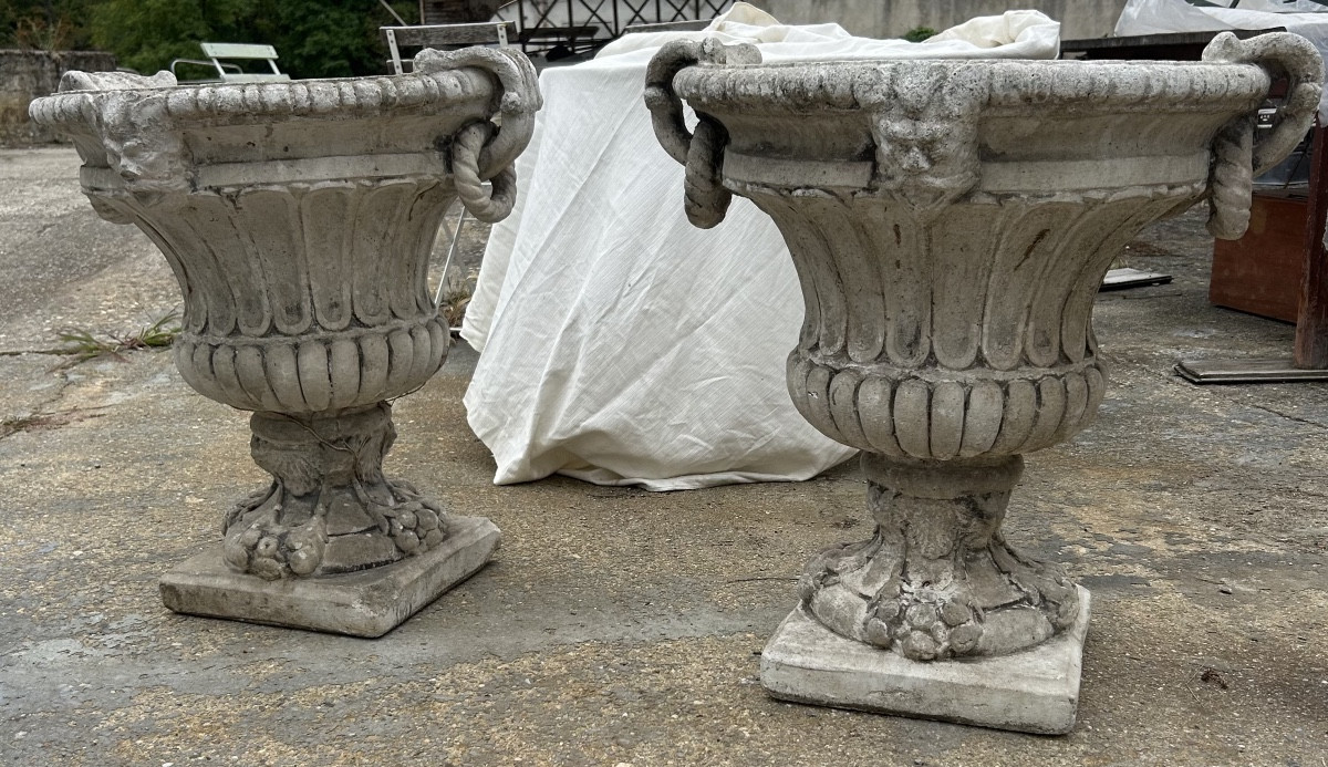 Paire de vases en ciment 