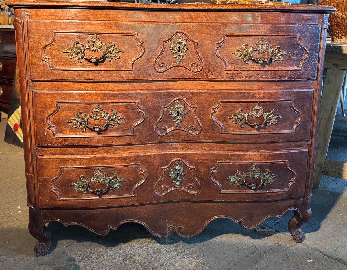 18th-century Curved Walnut Chest Of Drawers 