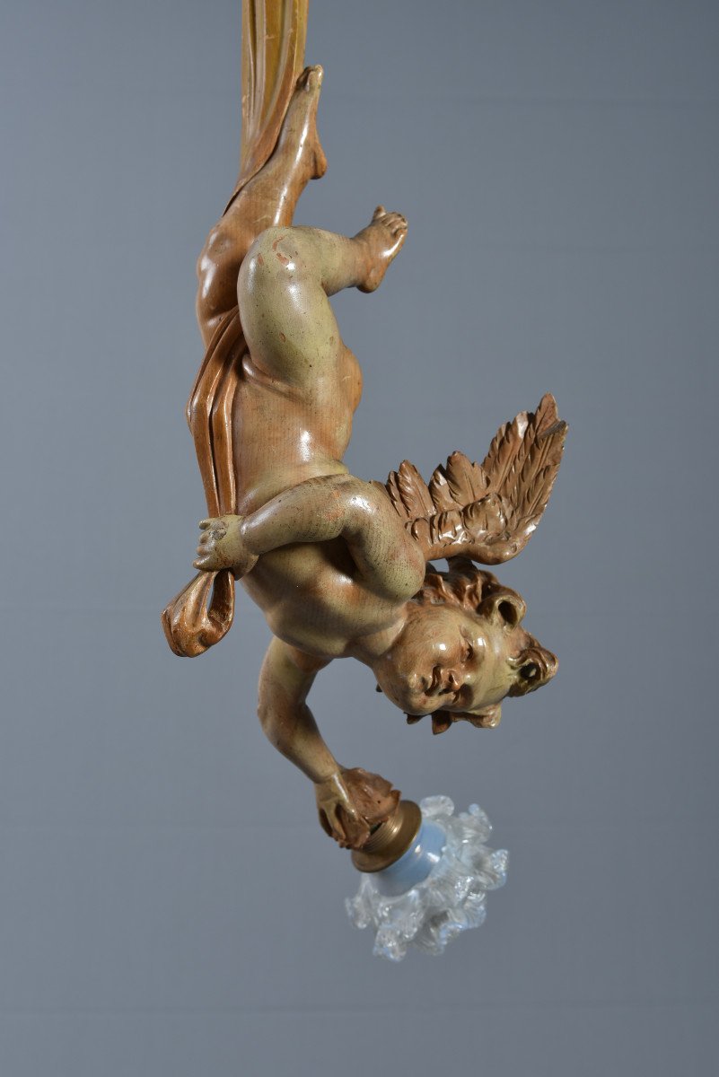 Lampe En Bois De Tilleul. Angelot. 1900. 120cm de hauteur