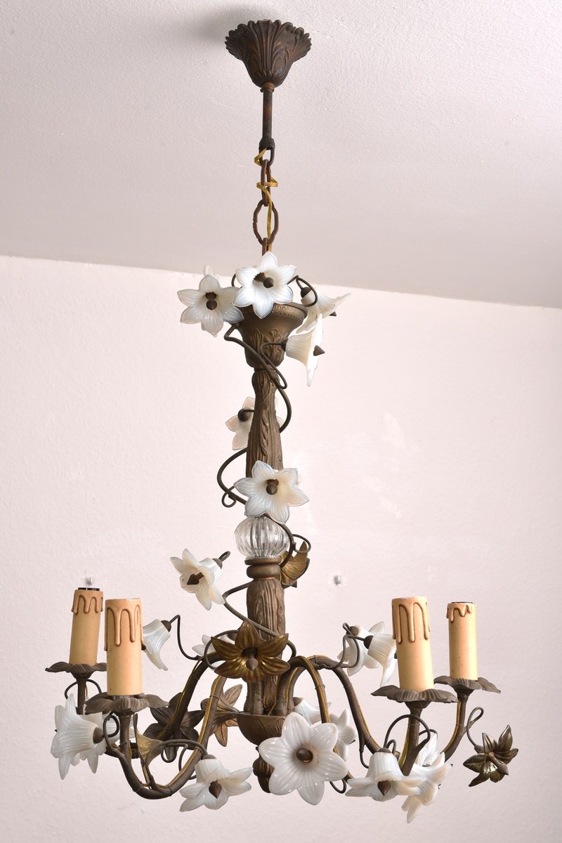 Lustre En  Bronze Et Opaline. Fleurs de Lys.