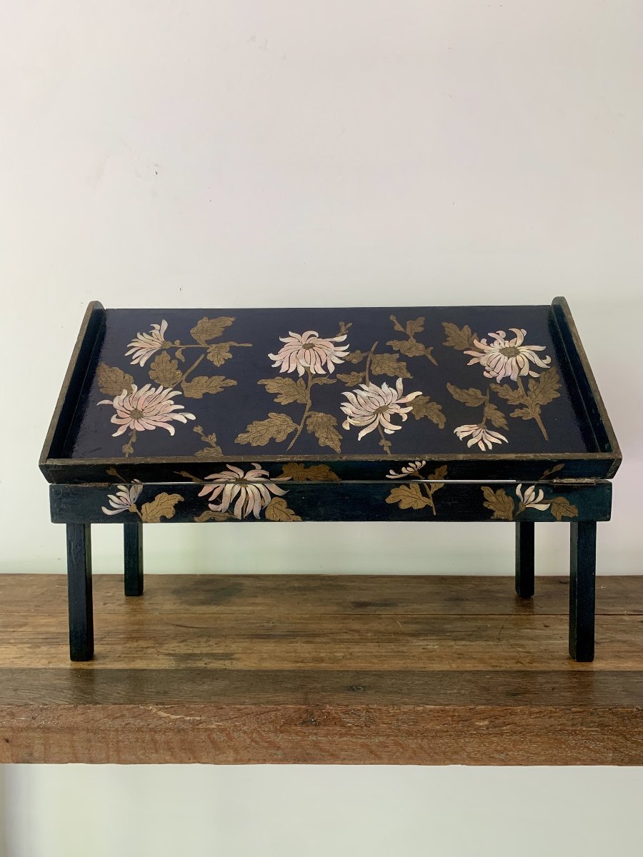 Petite table de lecture/lutrin de la Maison DELVAUX rue Royale à Paris . Japonisme 