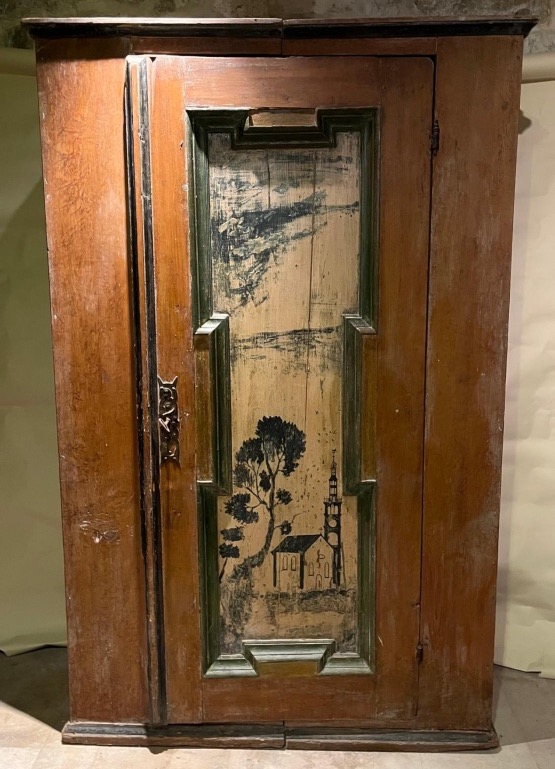 Petite armoire peinte.