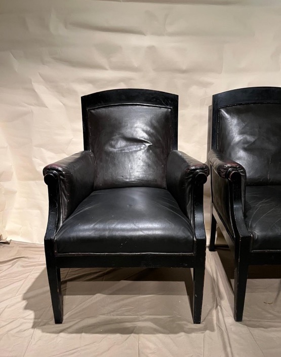 Paire de fauteuils en cuir. -photo-3