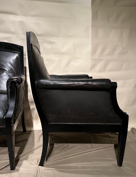 Paire de fauteuils en cuir. -photo-4