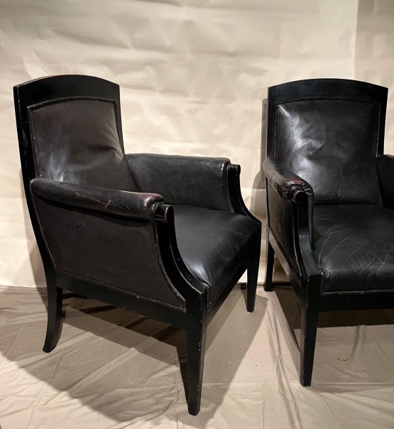 Paire de fauteuils en cuir. 