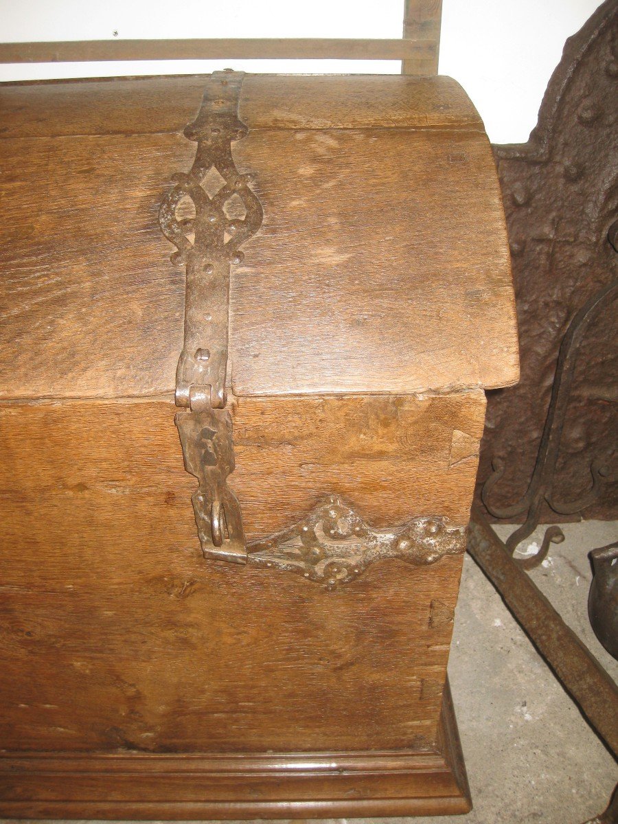 XVII° Chest In Oak With Domed Top, It Presents Beautiful Wrought Iron Fittings.-photo-1
