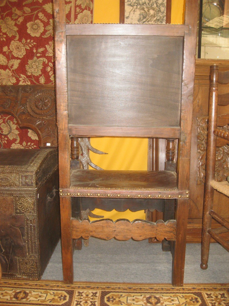 17th Century Spanish Walnut And Leather Armchair.-photo-1