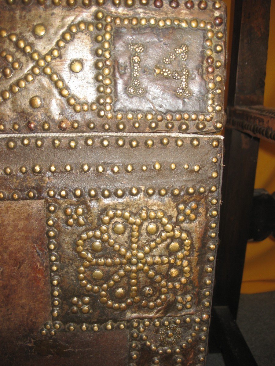 17th Century Studded Leather Trunk.-photo-2