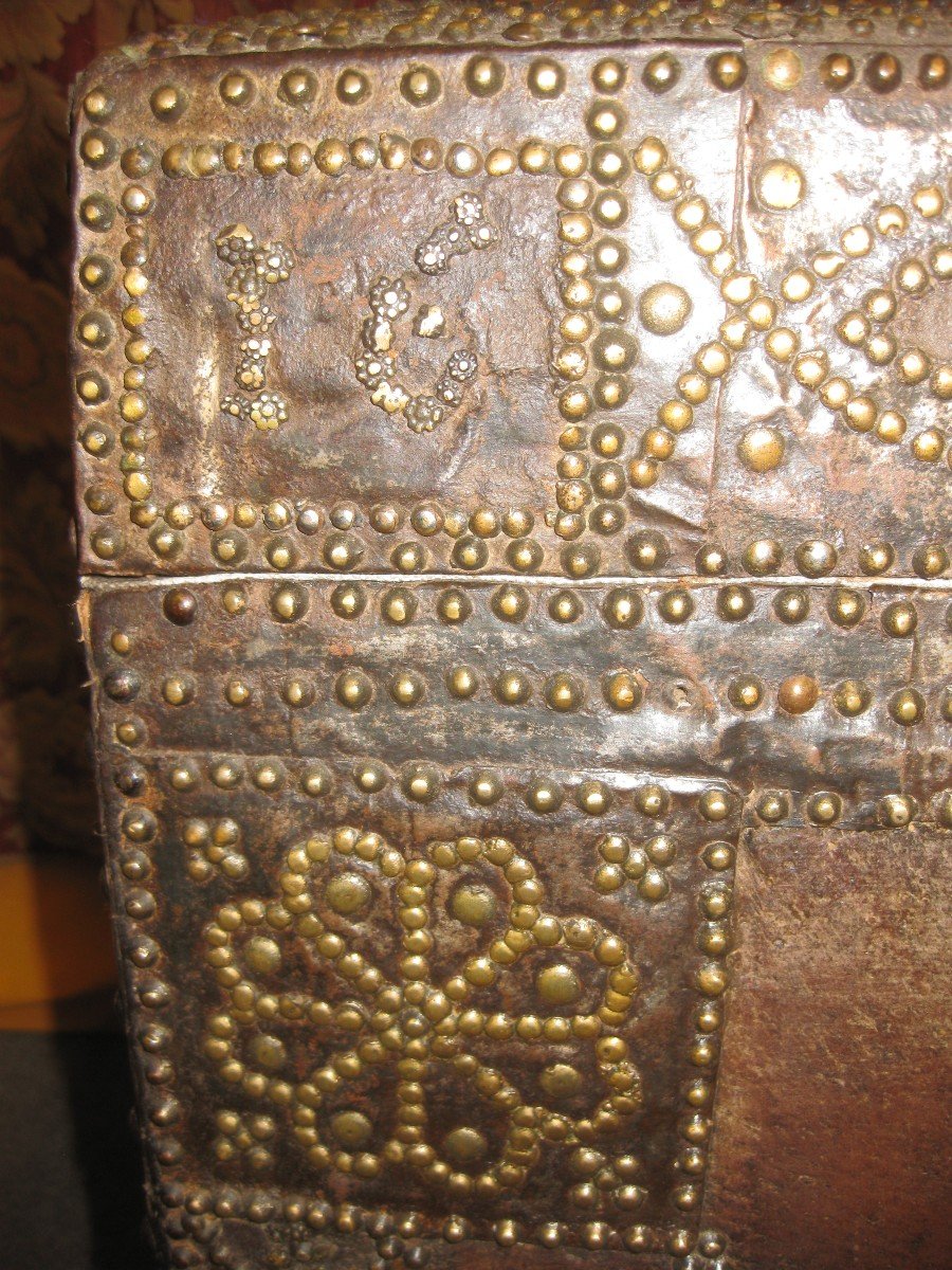17th Century Studded Leather Trunk.-photo-3