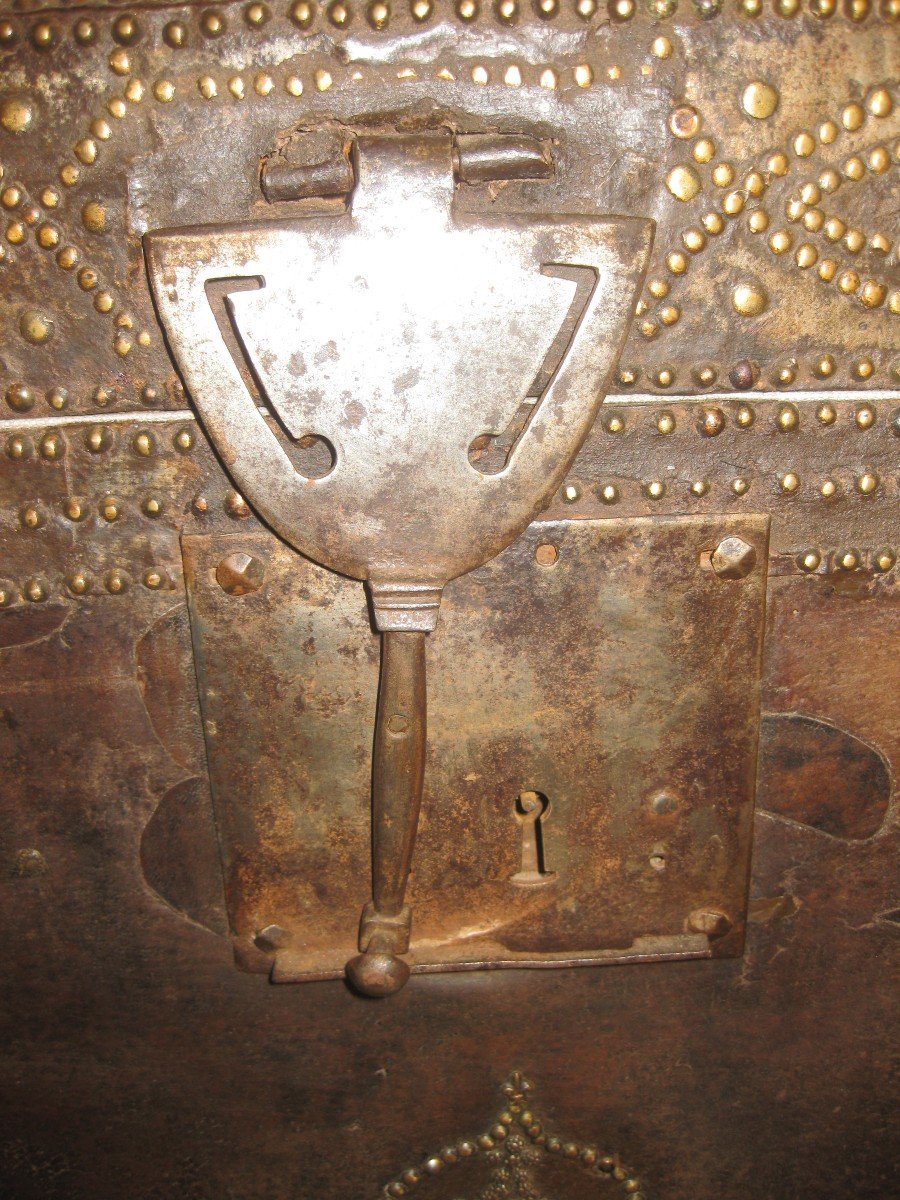17th Century Studded Leather Trunk.-photo-6