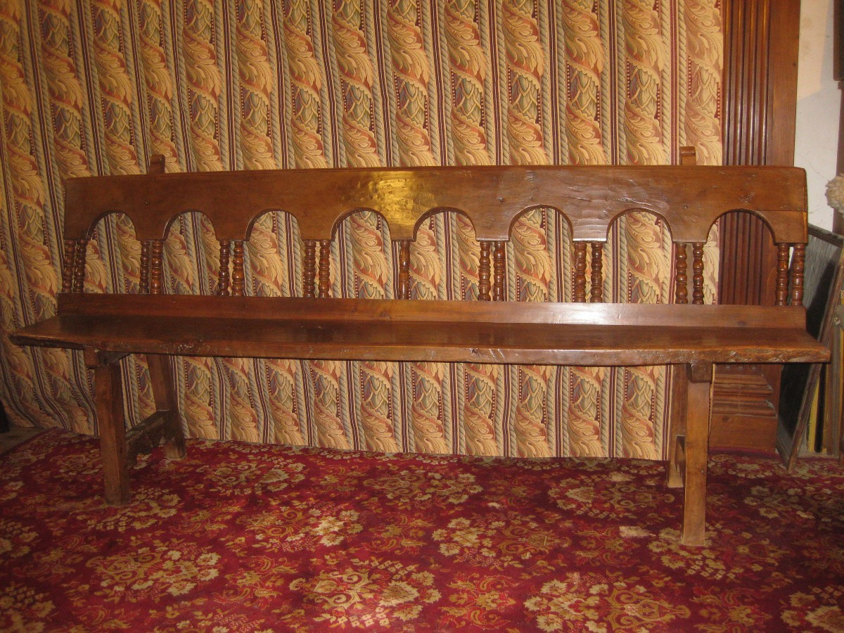 Banc à arcatures et colonnettes  XVII° en noyer .