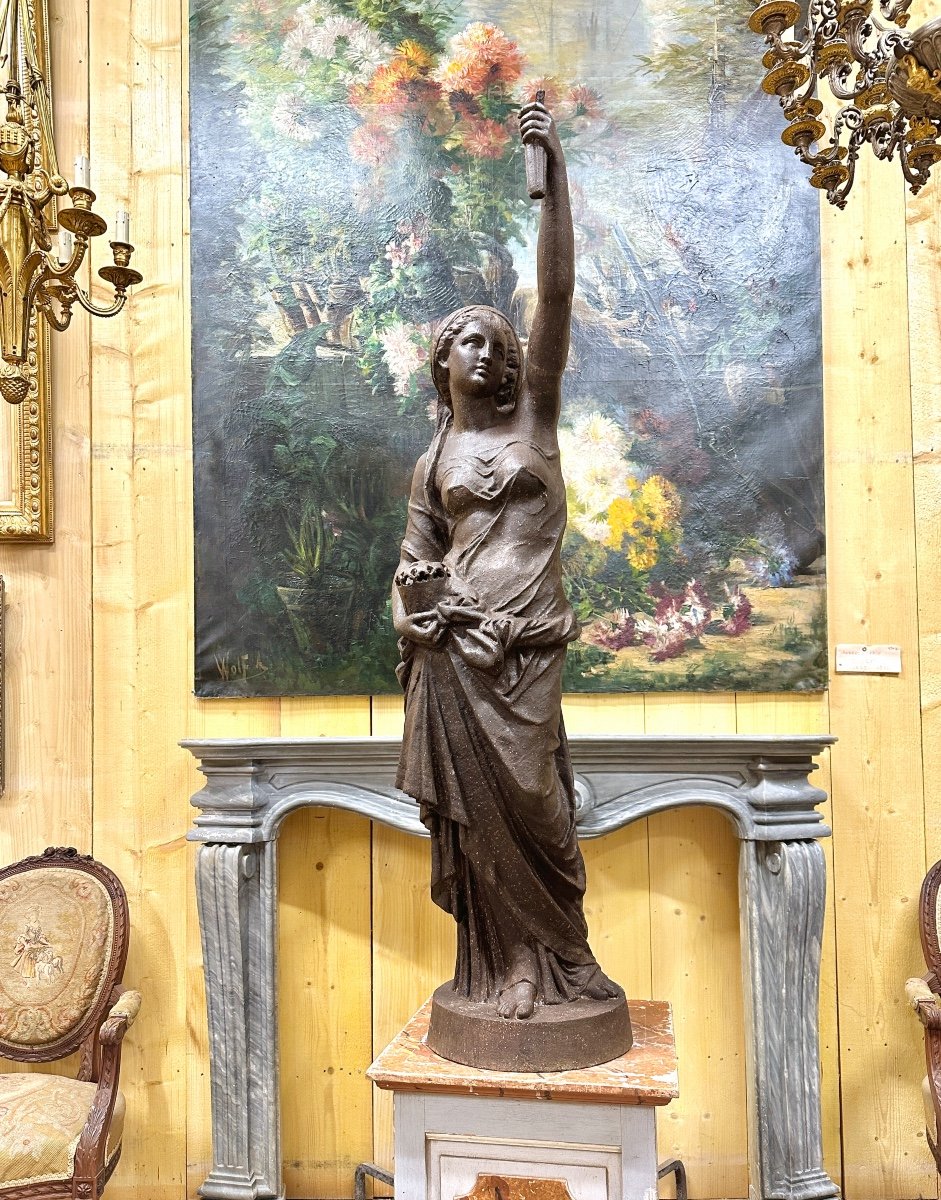 Grande Statue Porte Torchère En Fonte Représentant Une Femme. XIXème Siècle-photo-1