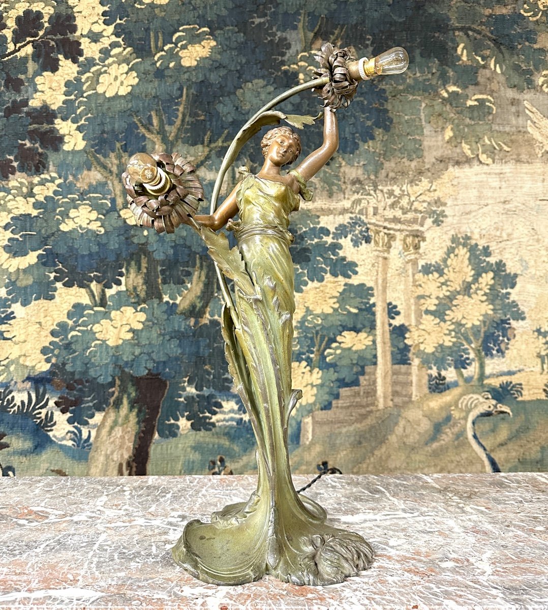 Lampe En Régule D’époque Art Nouveau Représentant Une Femme Nénuphars