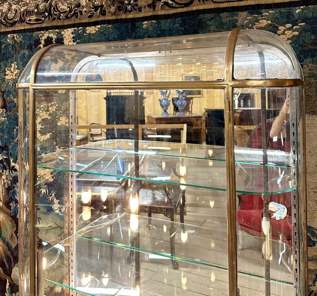 Large Art Deco Showcase In Curved Glass And Brass, Casino Or Hotel, Circa 1920. Léna, Paris-photo-1