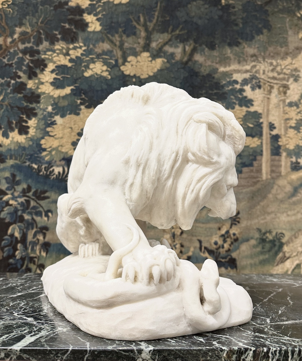 Antoine Louis Barye (after) - Lion With A Serpent. 19th Century White Marble Sculpture-photo-4