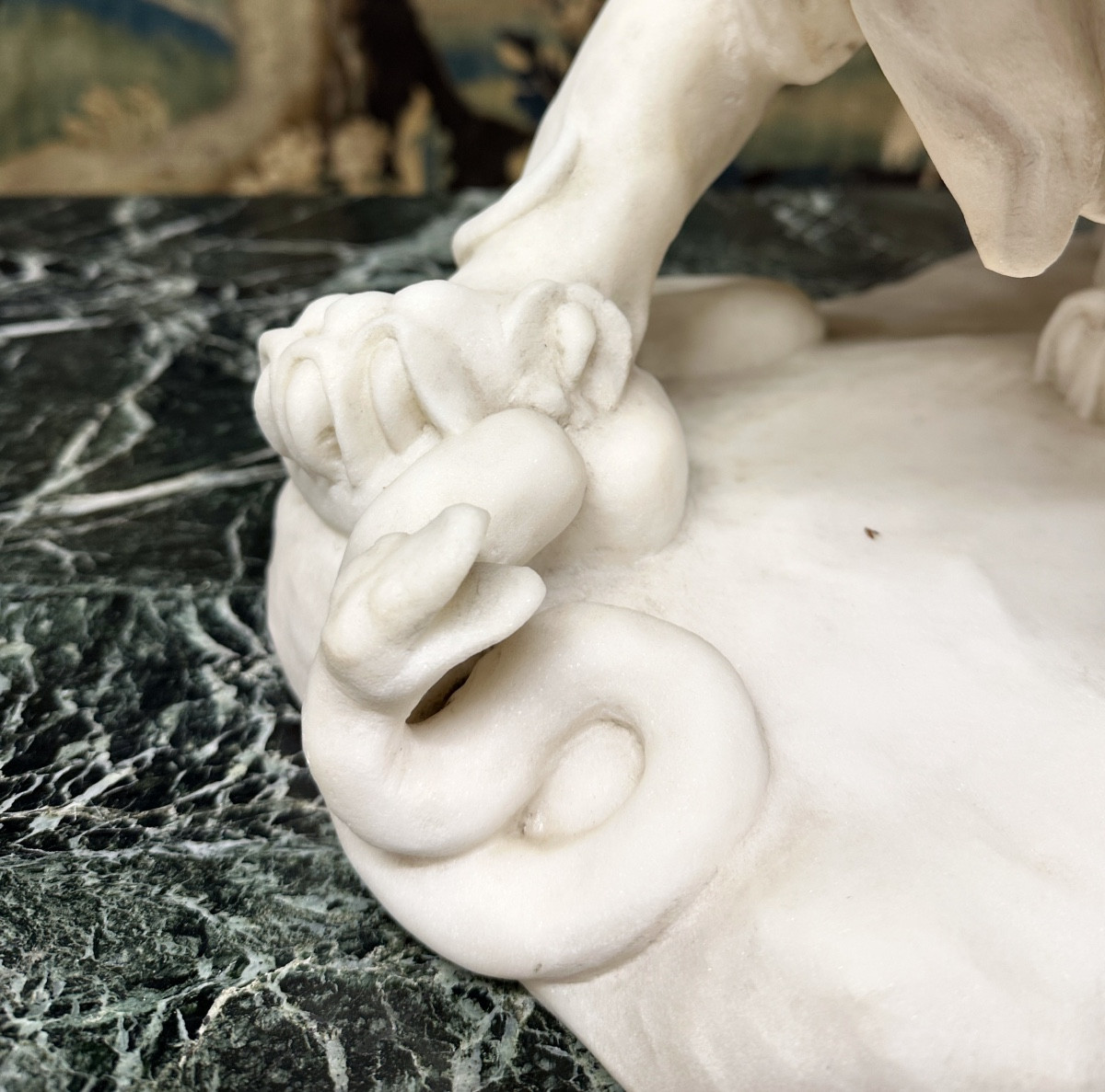 Antoine Louis Barye (after) - Lion With A Serpent. 19th Century White Marble Sculpture-photo-1