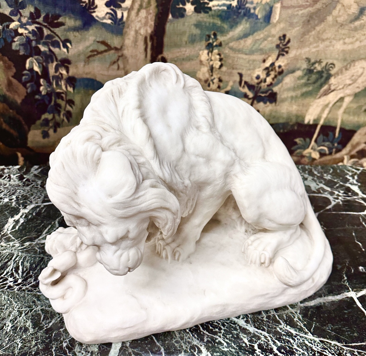 Antoine Louis Barye (after) - Lion With A Serpent. 19th Century White Marble Sculpture-photo-3