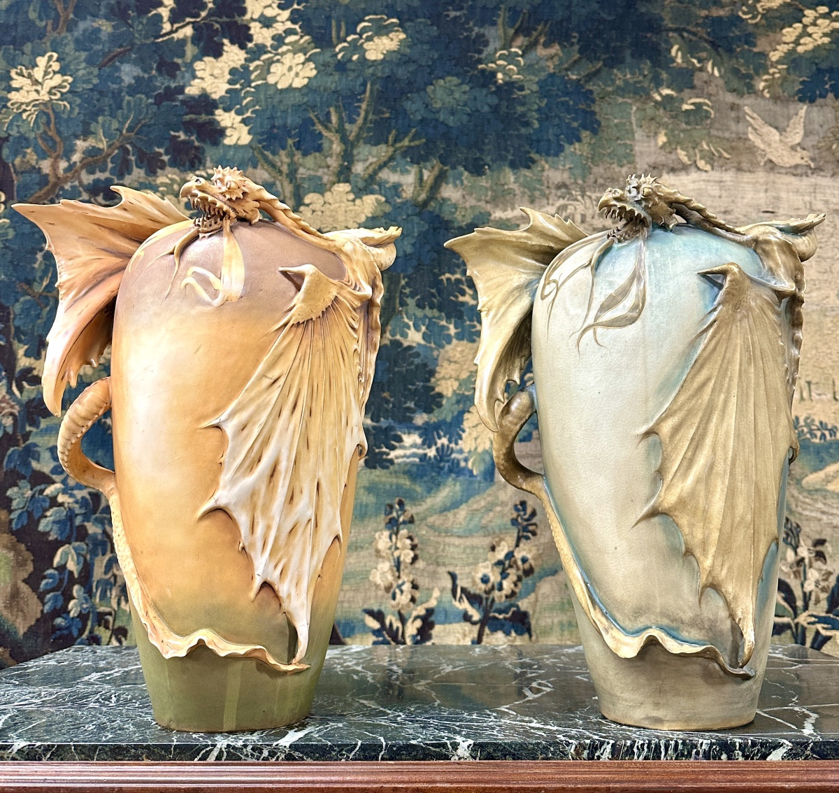 Eduard Stellmacher Pour Amphora, Rare paire de Vases En Céramique Aux Dragons. Art Nouveau