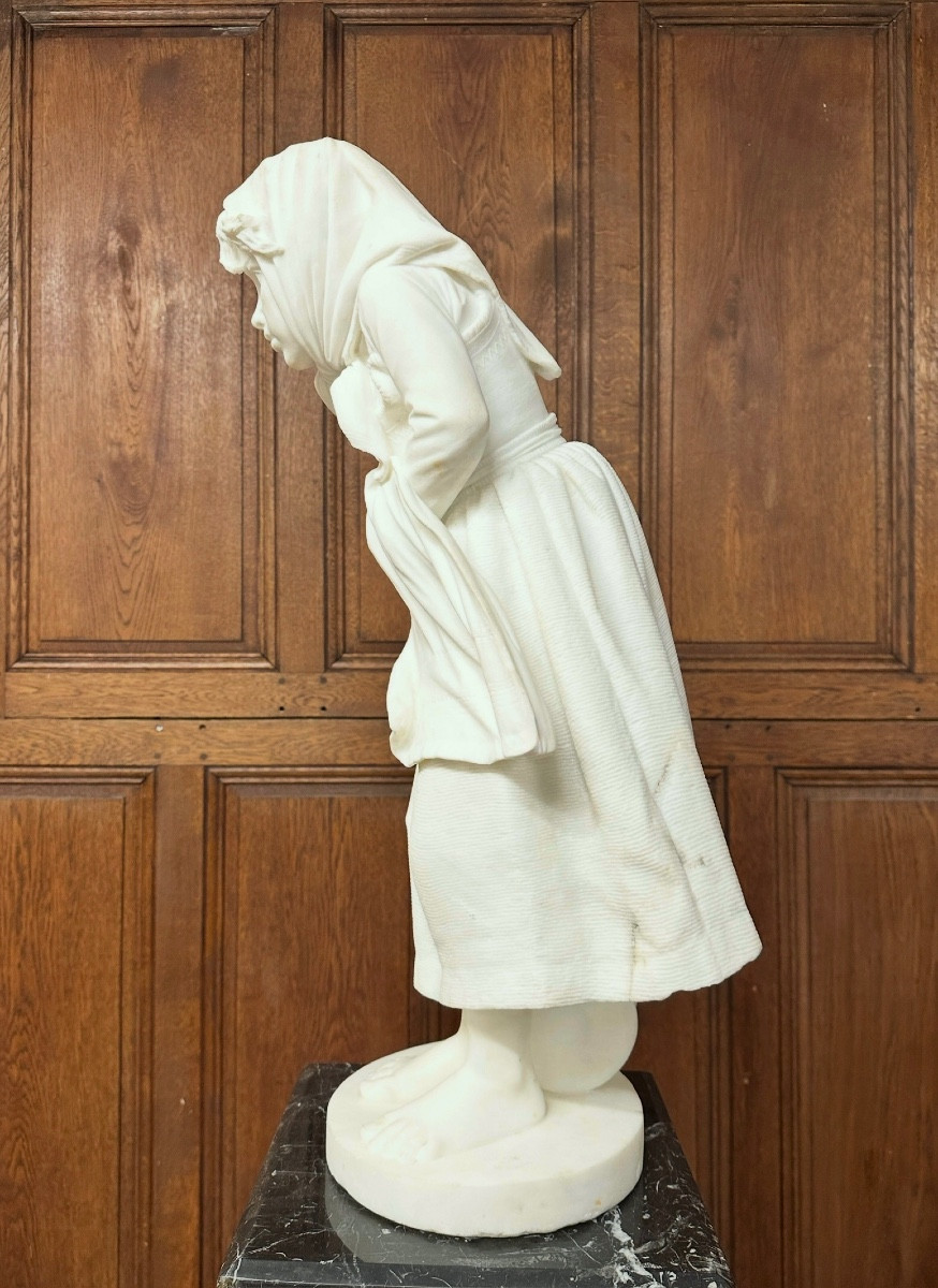 La frileuse - Statue de jeune femme en marbre de Carrare, fin XIXème siècle -photo-3
