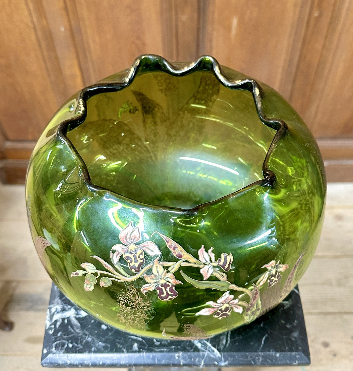 Cristallerie Emile Gallé, Important vase aux orchidées en verre émaillé teinté vert Art Nouveau-photo-2
