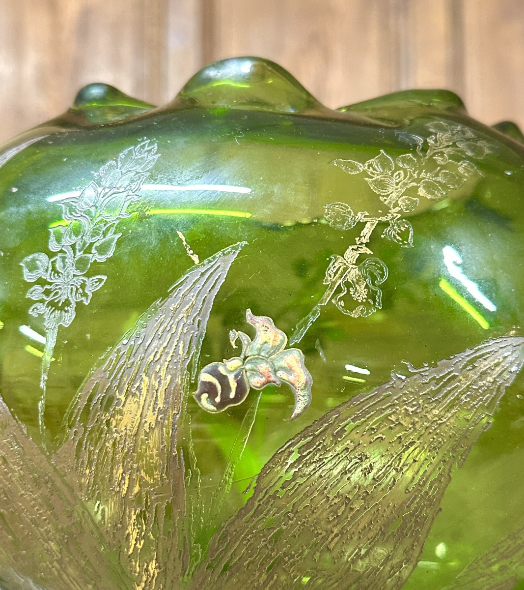 Cristallerie Emile Gallé, Important vase aux orchidées en verre émaillé teinté vert Art Nouveau-photo-2