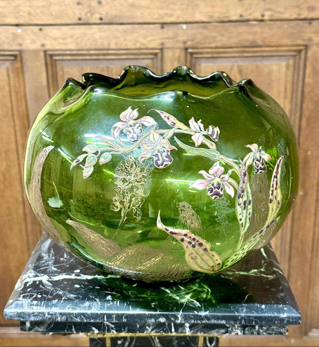 Cristallerie Emile Gallé, Important vase aux orchidées en verre émaillé teinté vert Art Nouveau