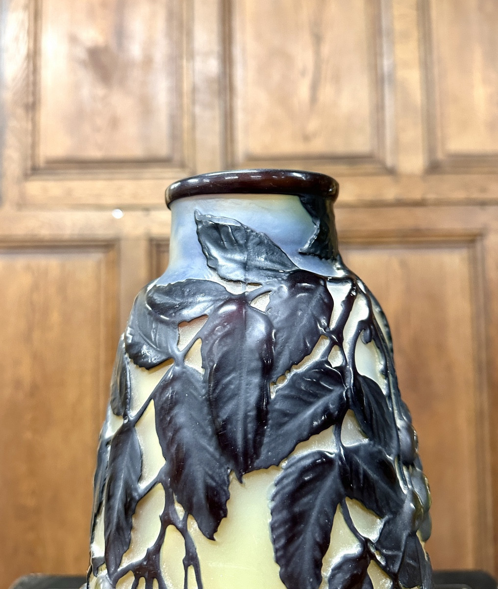 Emile Gallé - Vase soufflé moulé aux cerises bleues, Pâte de verre Art Nouveau-photo-3