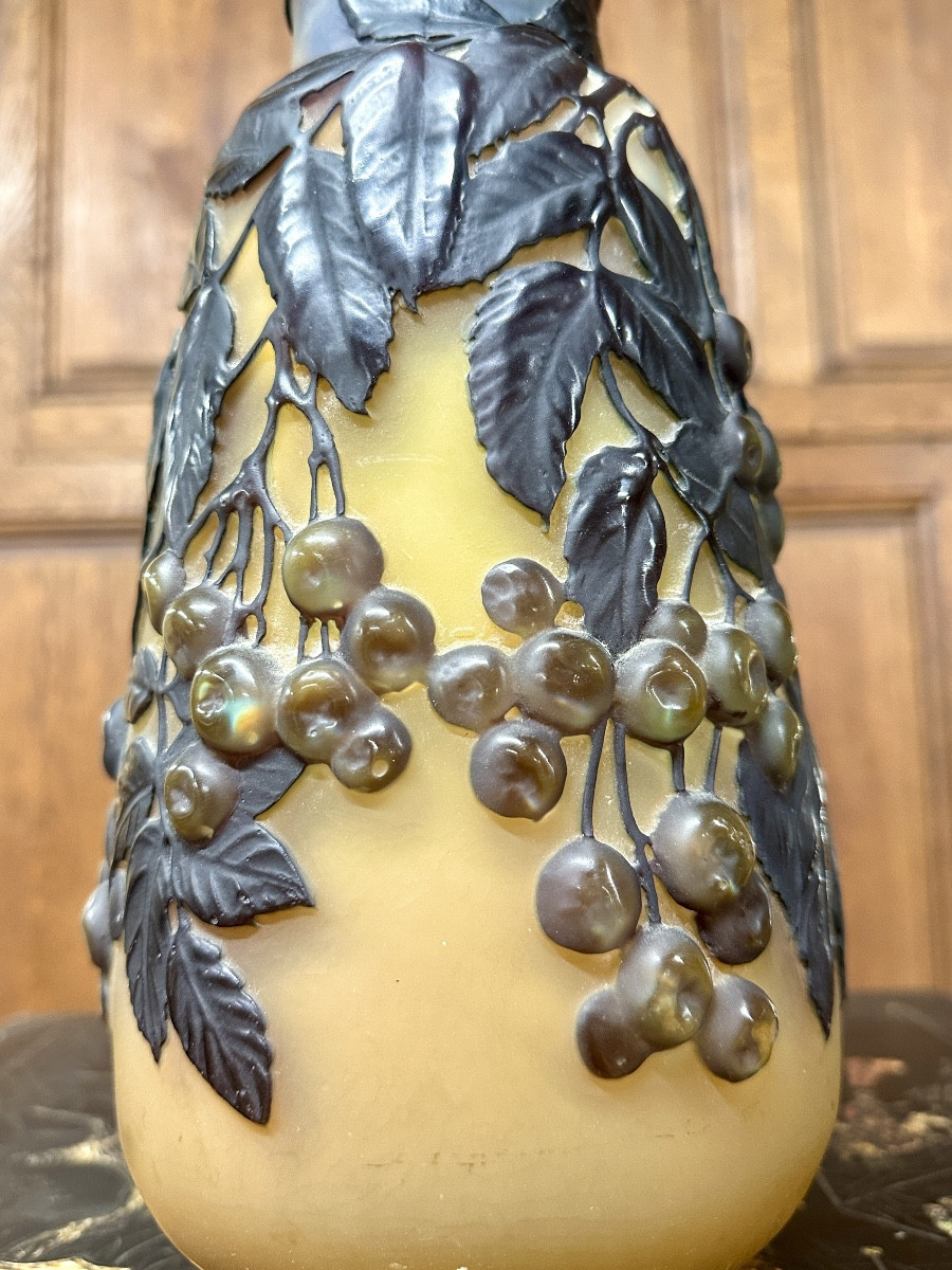 Emile Gallé - Vase soufflé moulé aux cerises bleues, Pâte de verre Art Nouveau-photo-4