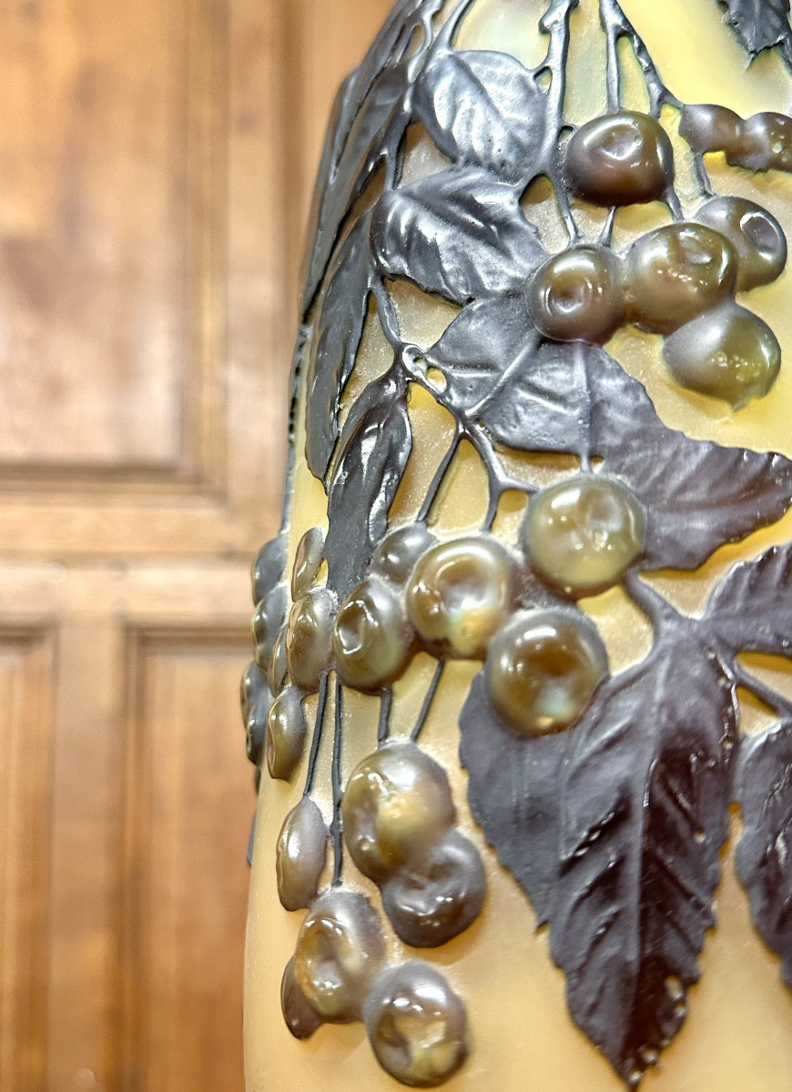 Emile Gallé - Vase soufflé moulé aux cerises bleues, Pâte de verre Art Nouveau-photo-1