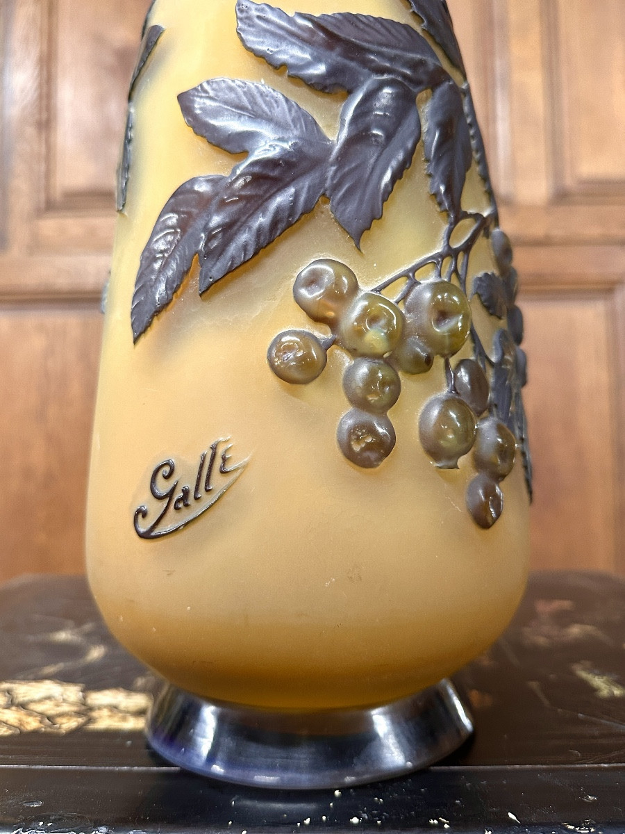 Emile Gallé - Vase soufflé moulé aux cerises bleues, Pâte de verre Art Nouveau-photo-3