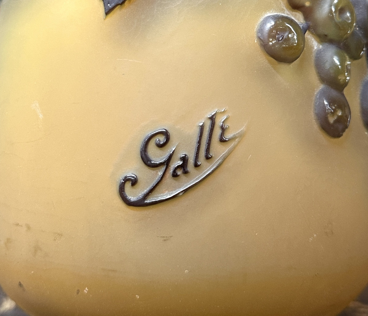 Emile Gallé - Vase soufflé moulé aux cerises bleues, Pâte de verre Art Nouveau-photo-4