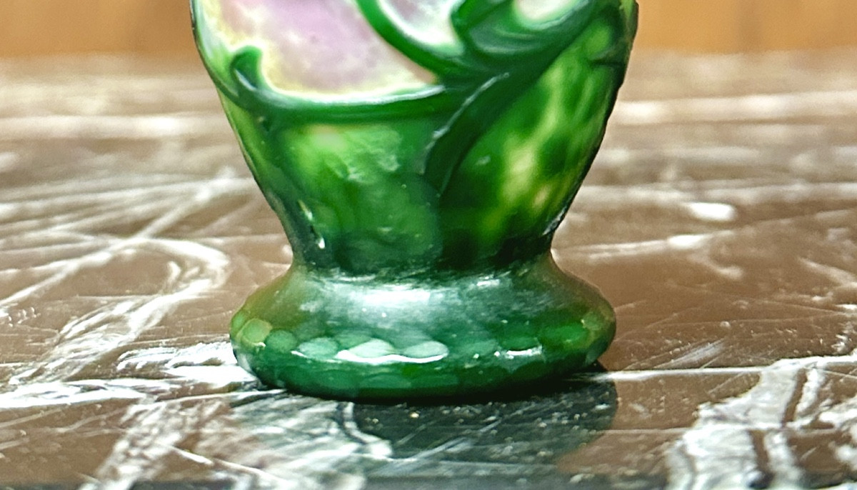 Daum Nancy - petit vase soliflore martelé à décor d’anémone. Art Nouveau, repris à la roue-photo-2