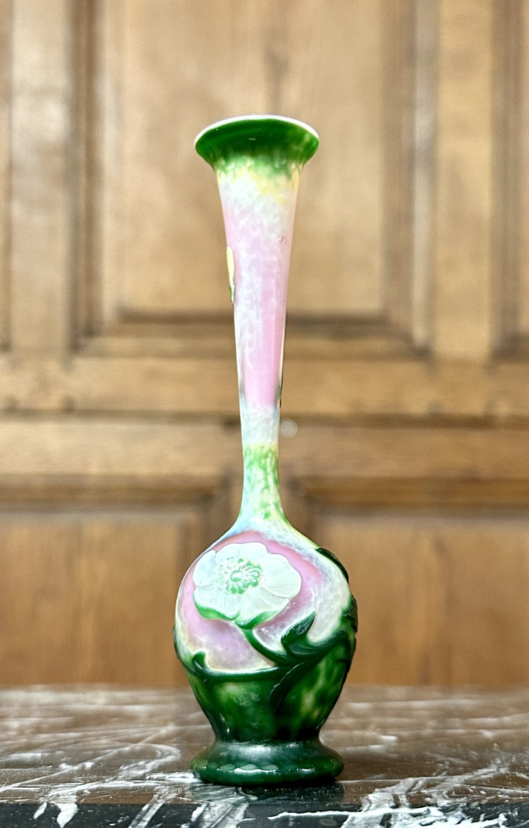 Daum Nancy - petit vase soliflore martelé à décor d’anémone. Art Nouveau, repris à la roue