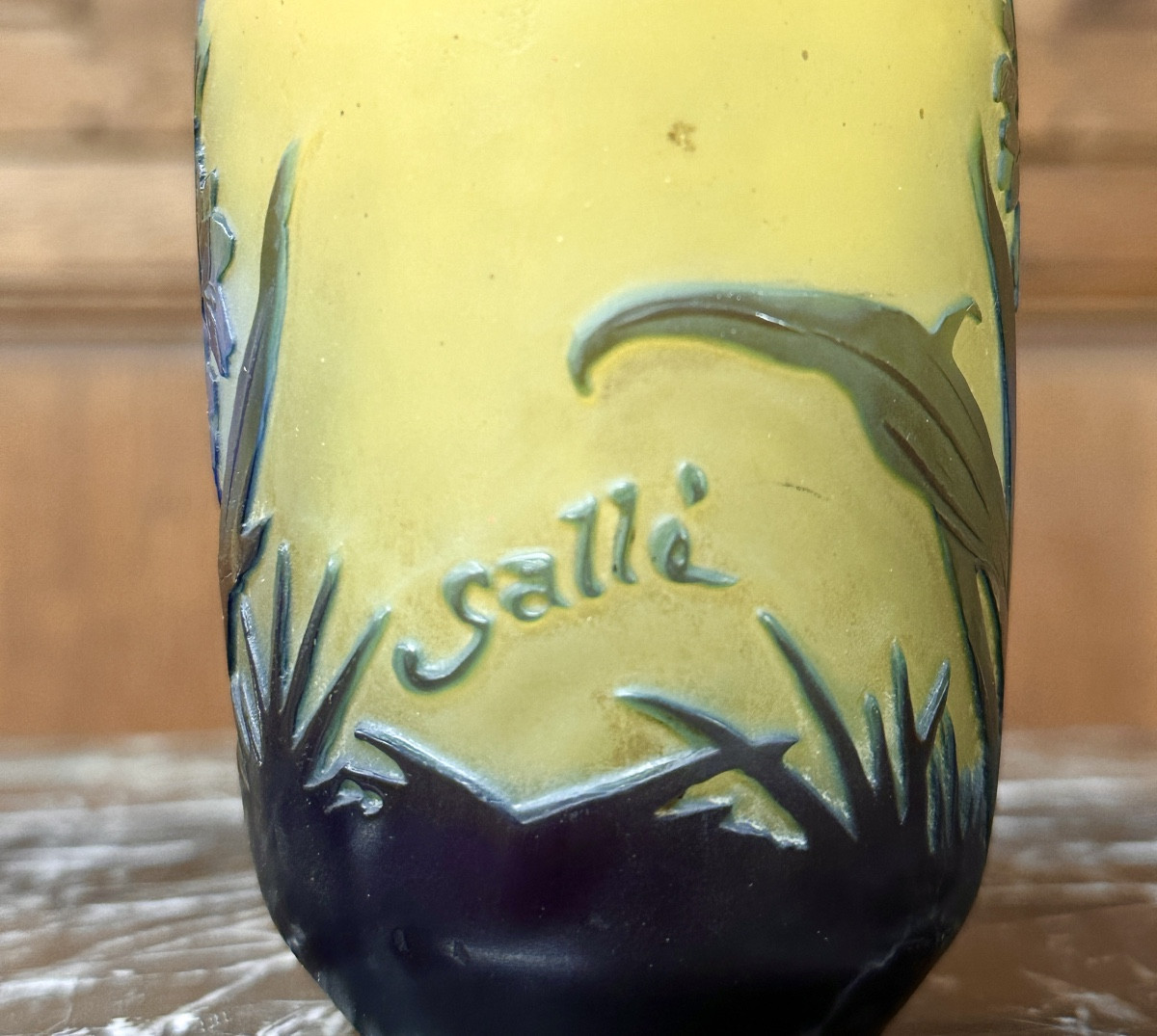 Emile Gallé  - Petit vase à décor de jacinthes en verre multicouche, époque Art Nouveau -photo-1