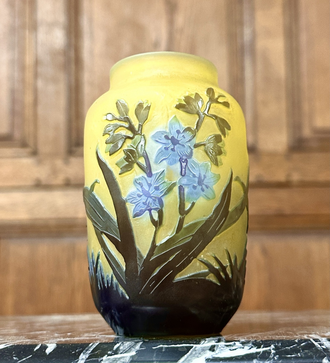 Emile Gallé  - Petit vase à décor de jacinthes en verre multicouche, époque Art Nouveau 