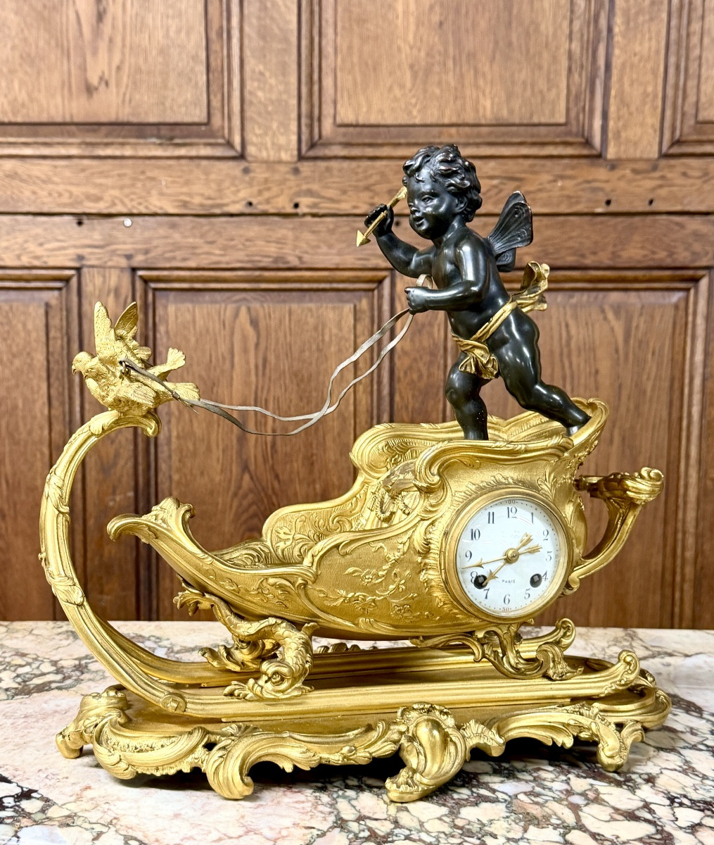 Pendule rocaille au char et à l’enfant en bronze doré, Époque Napoléon III