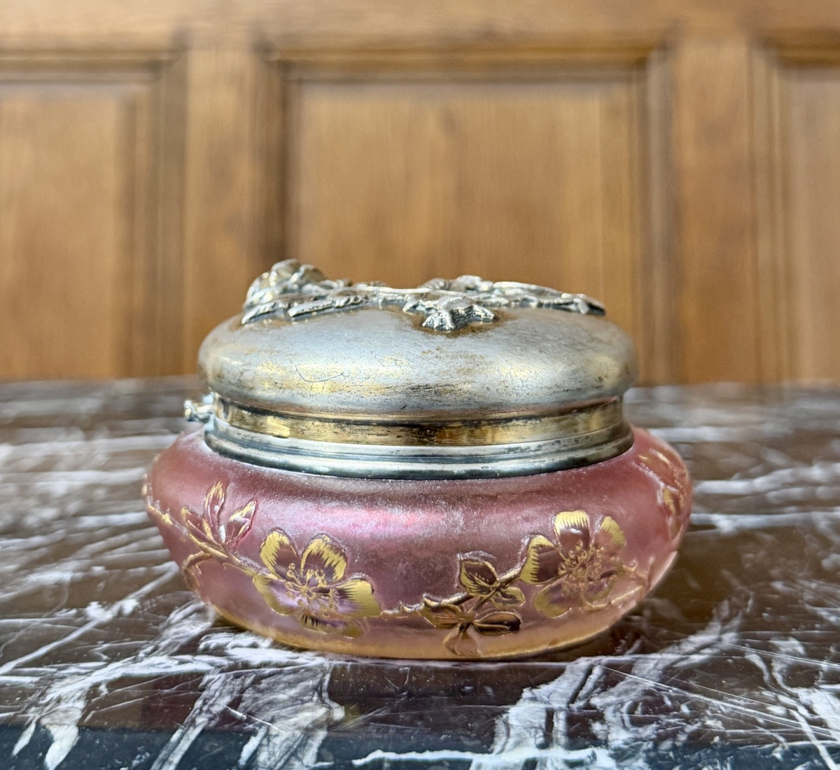 Daum Nancy - petite boîte miniature couvercle argent, décor de roses. Époque Art Nouveau