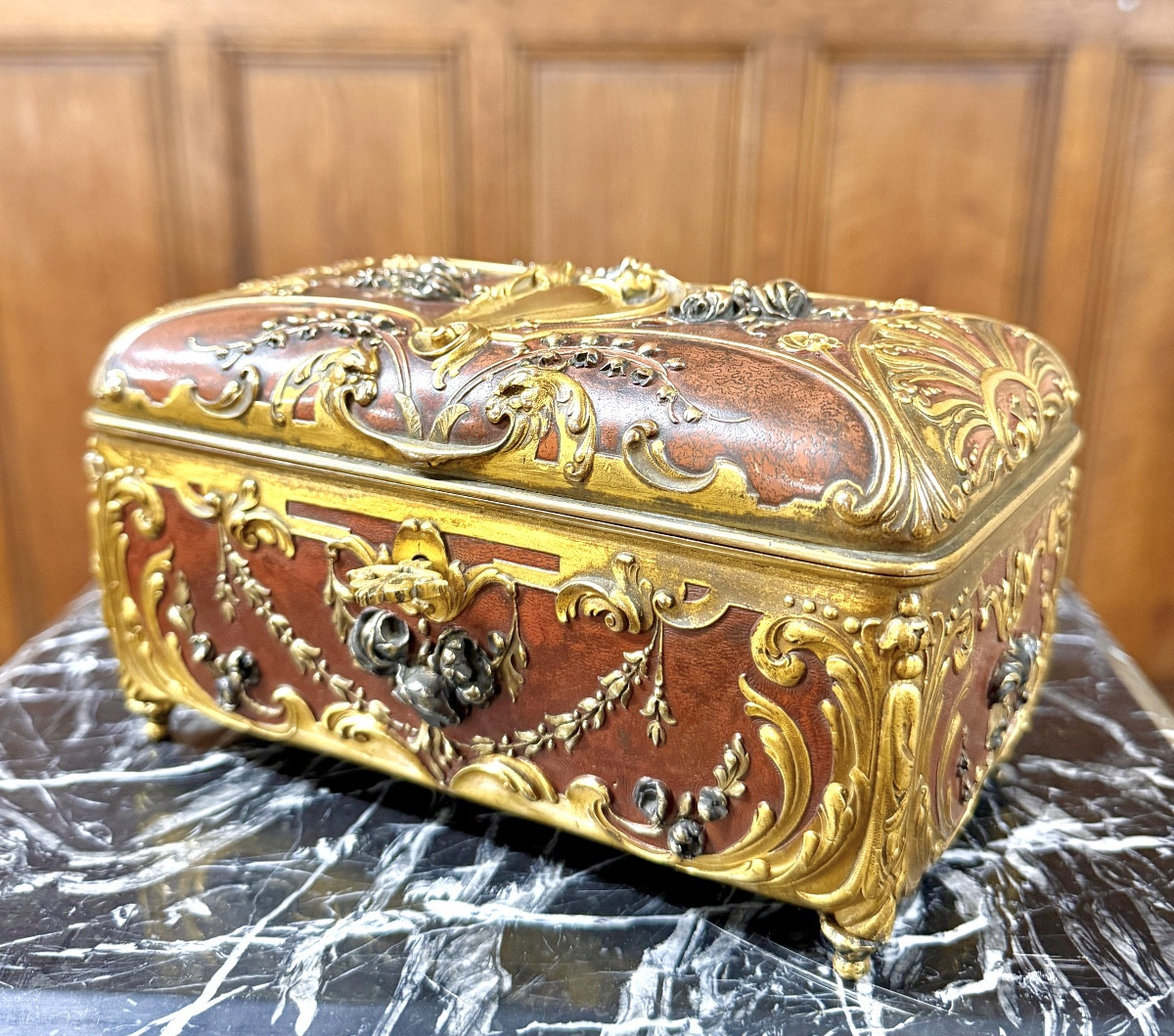 CHRISTOFLE et Émile-Auguste REIBER (1826-1893).  Coffret à bijoux en bronze doré et patiné 