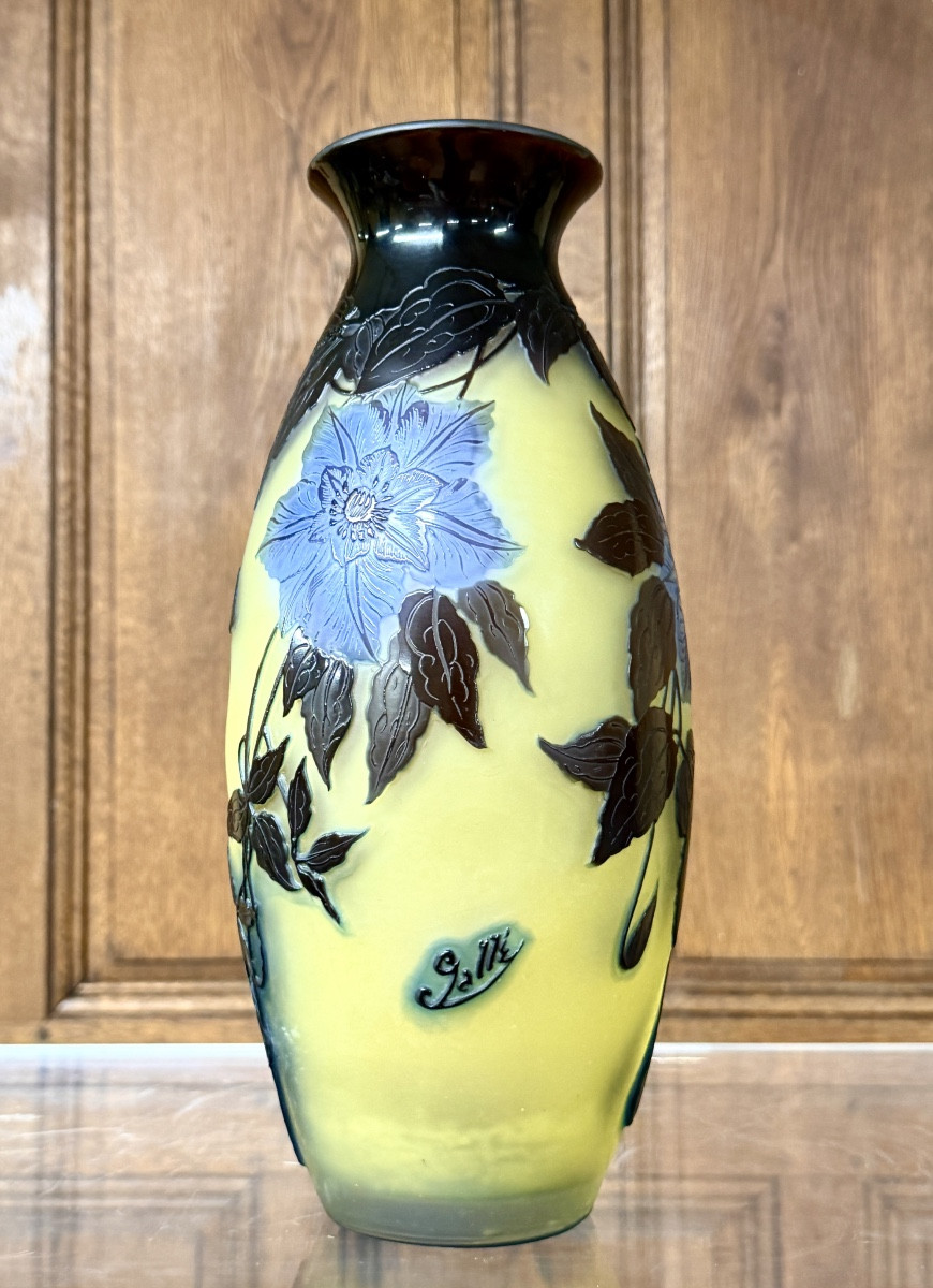 Émile Gallé - vase aux clématites d’époque Art Nouveau en verre multicouche  
